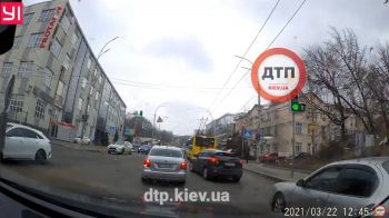В Киеве на Протасовом Яру водитель автомобиля Форд грубо нарушил ПДД повернув "без очереди"